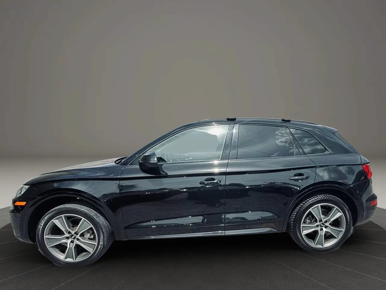 Used 2019 Audi Q5 2.0T Premium Plus w/ Premium Plus Package AWD/4WD image 2