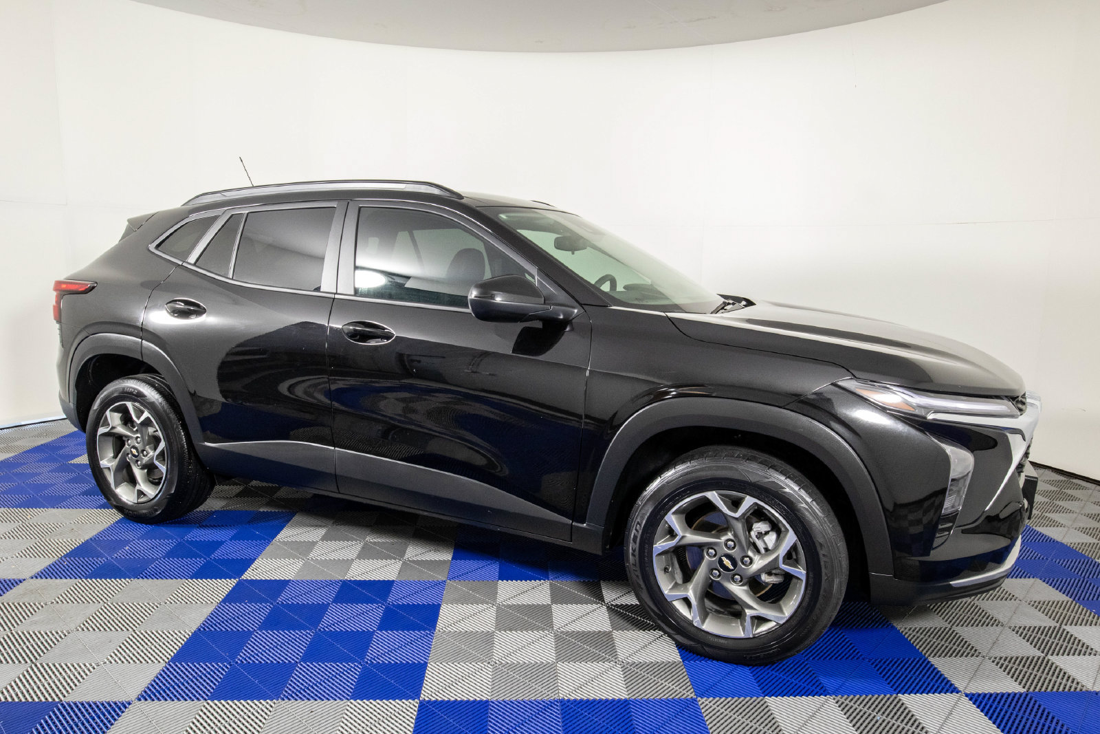Used 2025 Chevrolet Trax LT FWD image 1