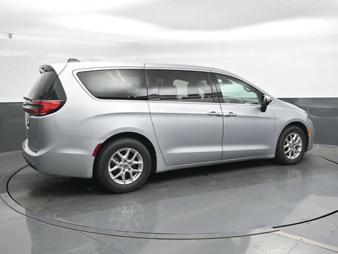 Used 2023 Chrysler Pacifica Touring-L FWD image 2