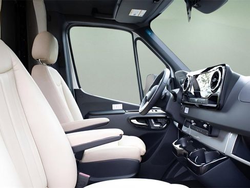 Used 2022 Mercedes-Benz Sprinter 3500 image 32