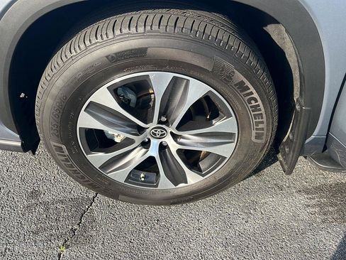 Certified 2024 Toyota Highlander XLE image 37