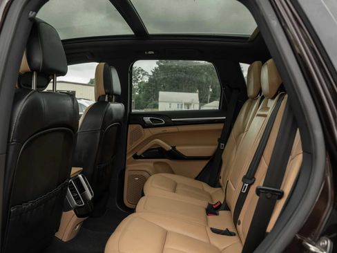 Used 2016 Porsche Cayenne AWD/4WD image 8