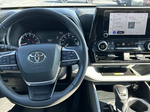Used 2025 Toyota Highlander XLE FWD image 17
