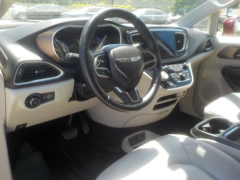 Used 2018 Chrysler Pacifica Touring-L image 10