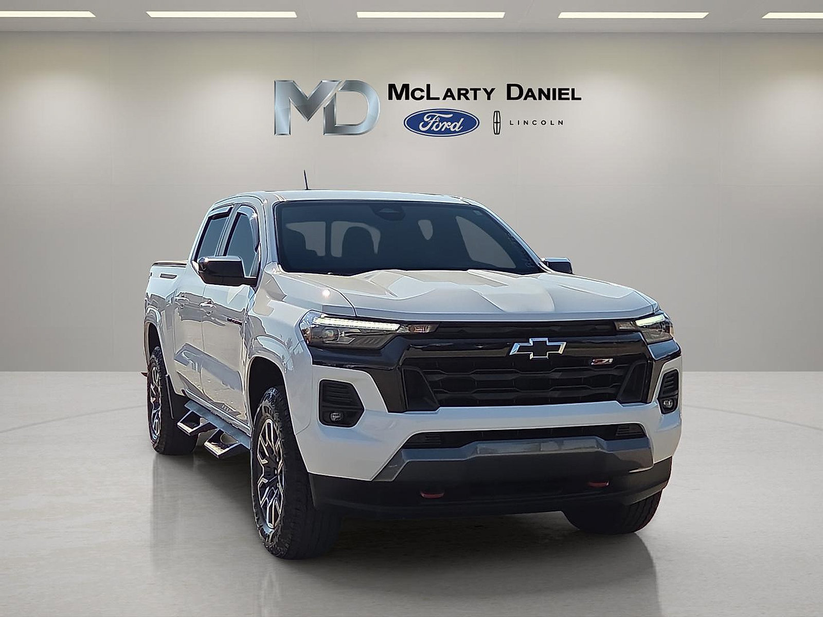 Used 2024 Chevrolet Colorado Z71 w/ Advanced Trailering Package AWD/4WD image 1