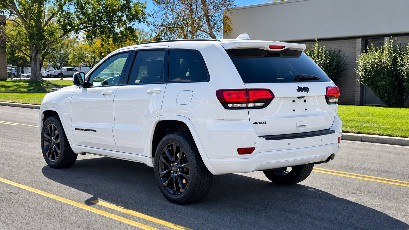 Used 2017 Jeep Grand Cherokee Altitude AWD/4WD image 3