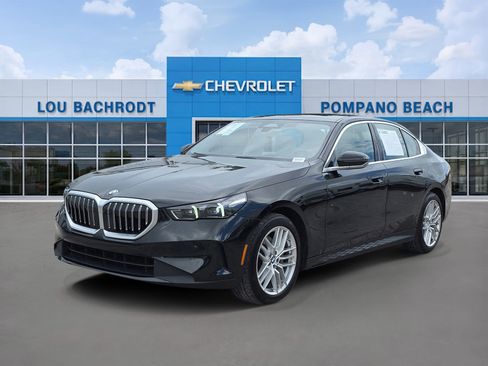 Used 2025 BMW 530i w/ Premium Package image 3