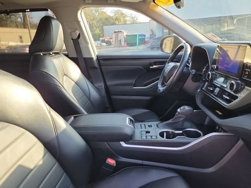 Used 2023 Toyota Highlander L image 37