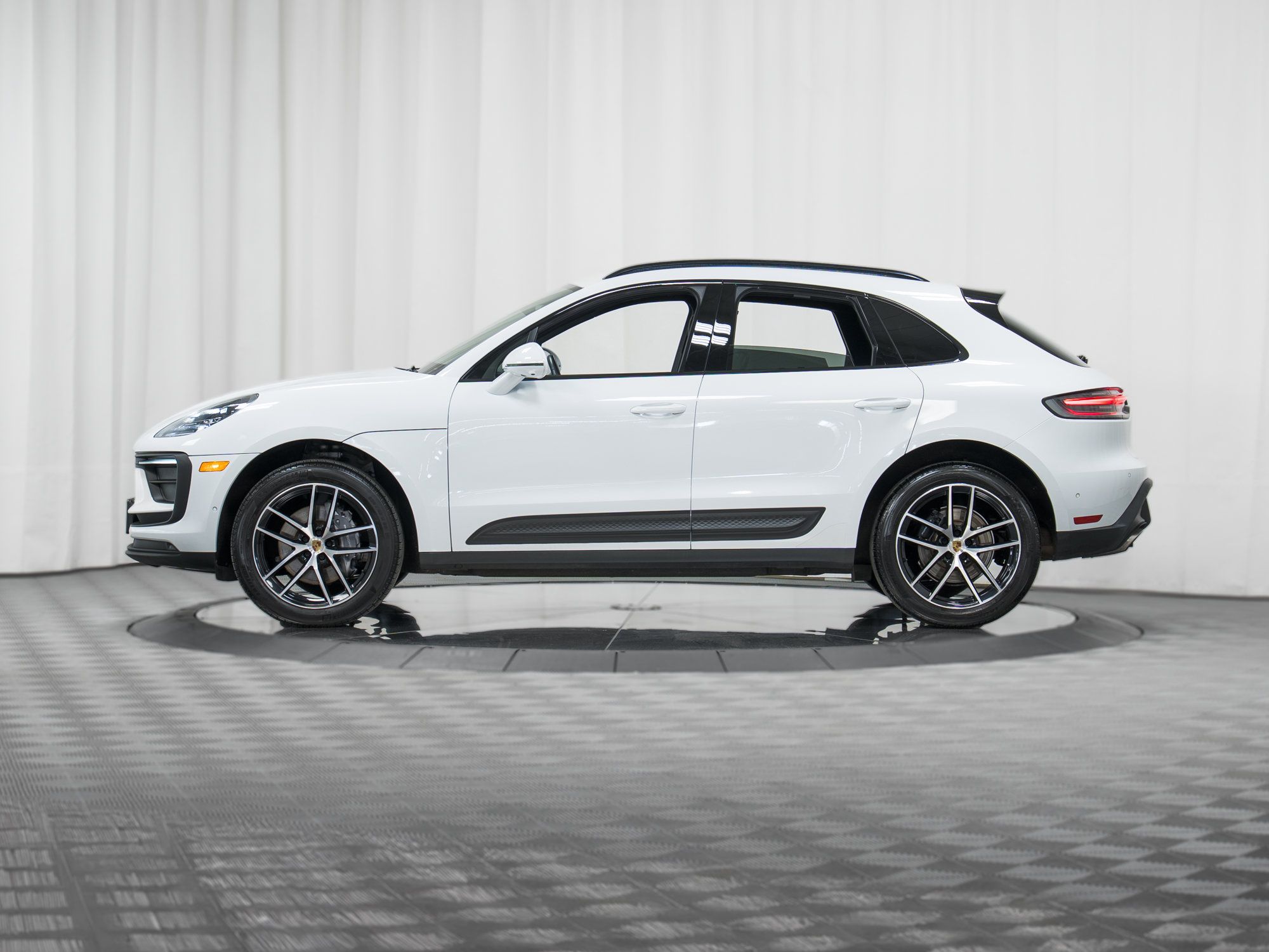 Certified 2023 Porsche Macan AWD/4WD image 30