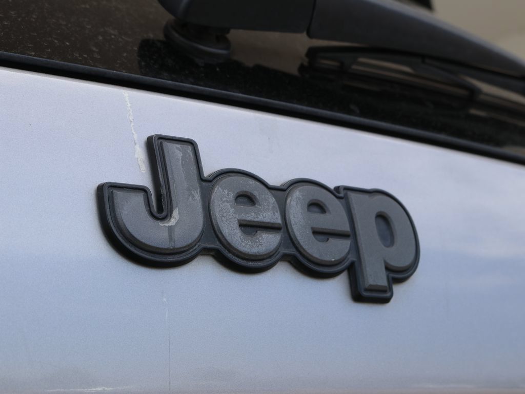 Used 2018 Jeep Cherokee Trailhawk AWD/4WD image 36