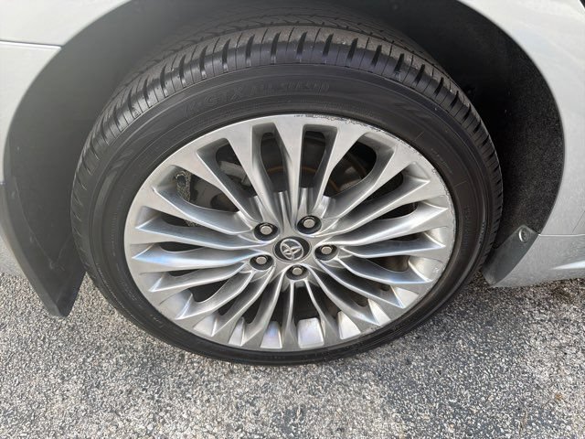 Used 2018 Toyota Avalon Limited FWD image 11