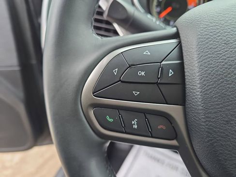 Used 2019 Jeep Cherokee Latitude Plus w/ Cold Weather Group AWD/4WD image 17