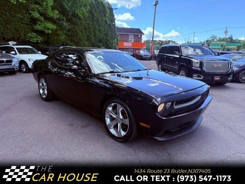 Used 2014 Dodge Challenger SXT RWD image 7
