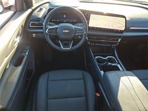 Certified 2025 Chevrolet Traverse LT image 12