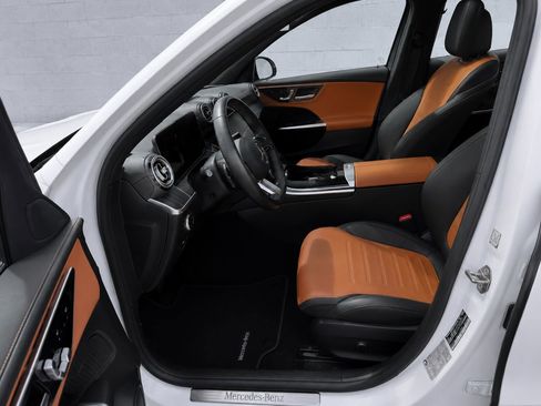 Used 2023 Mercedes-Benz C 300 Sedan image 2