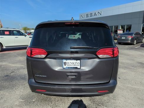Used 2021 Chrysler Voyager Lxi image 6
