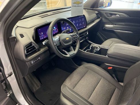 Used 2025 Chevrolet Traverse LT image 12