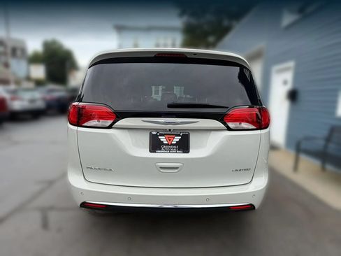 Used 2019 Chrysler Pacifica Limited w/ Tire & Wheel Group FWD image 8