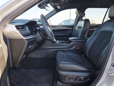 New 2026 Jeep Grand Cherokee Altitude image 12