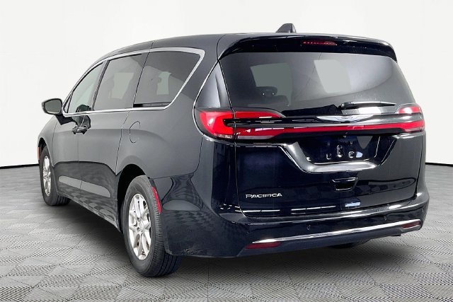 Used 2026 Chrysler Pacifica Select FWD image 4