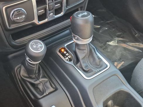 Used 2024 Jeep Wrangler Unlimited AWD/4WD image 17