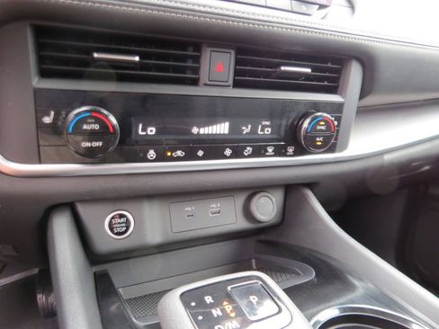 Used 2023 Nissan Rogue SV w/ SV Premium B Package FWD image 23