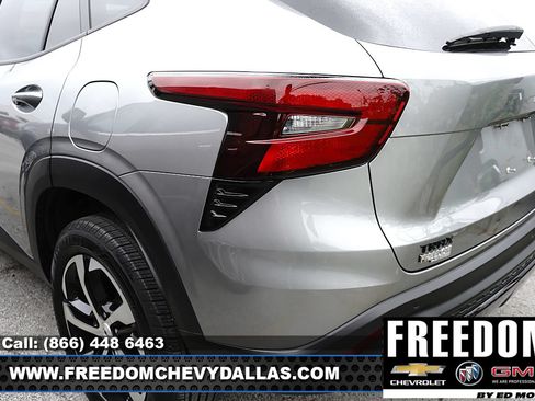 Used 2025 Chevrolet Trax RS w/ Driver Confidence Package FWD image 8