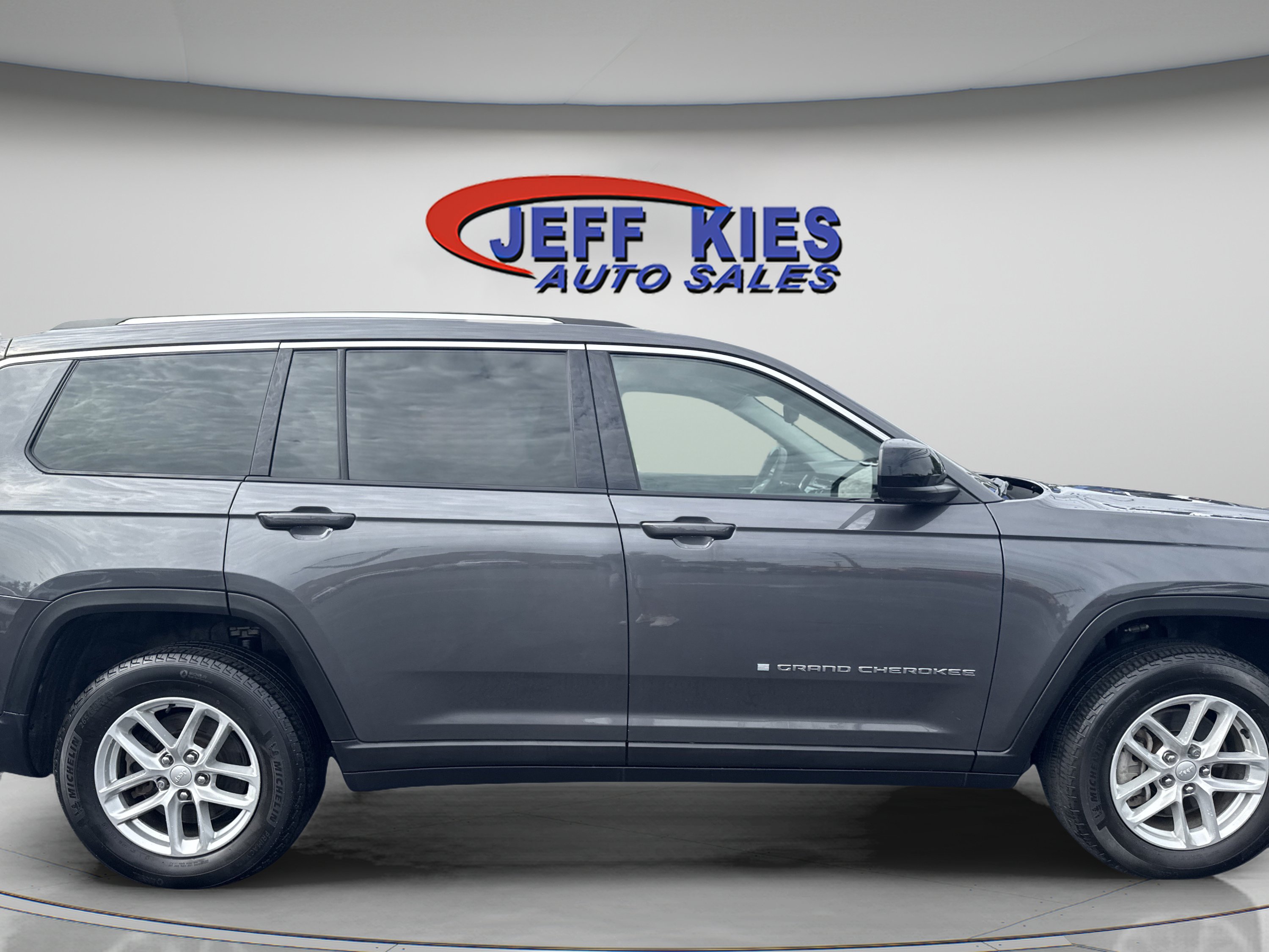 Used 2023 Jeep Grand Cherokee L Laredo w/ Luxury Tech Group I AWD/4WD image 4