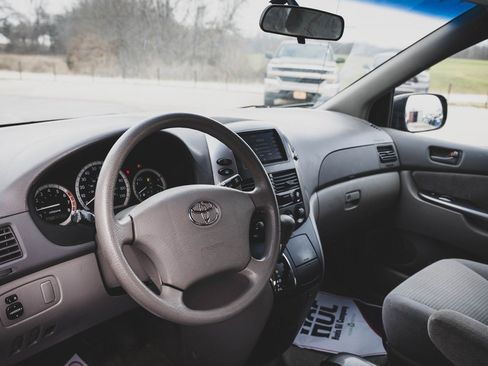 Used 2006 Toyota Sienna CE image 2