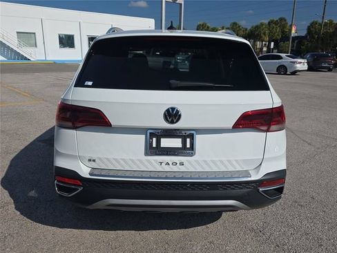 Used 2023 Volkswagen Taos SE w/ Panoramic Sunroof Package FWD image 3