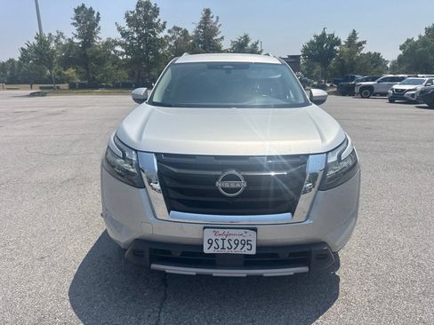 Used 2025 Nissan Pathfinder SL FWD image 2