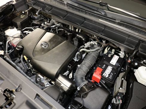 Used 2020 Toyota Highlander XLE image 41