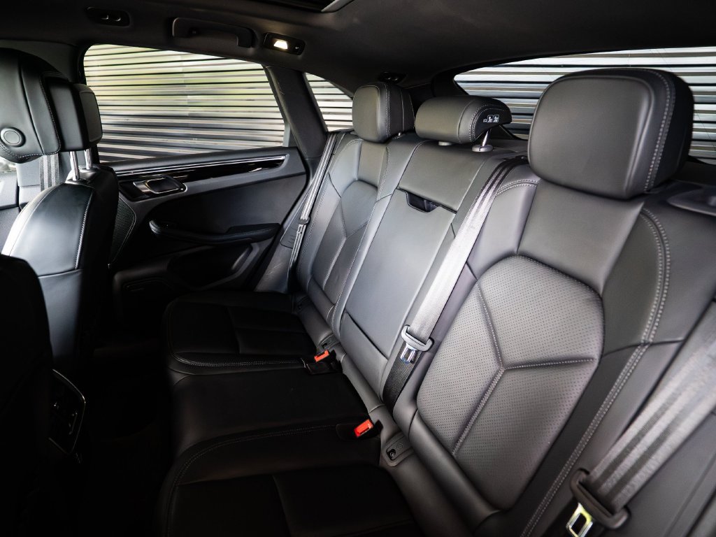 Certified 2023 Porsche Macan AWD/4WD image 26