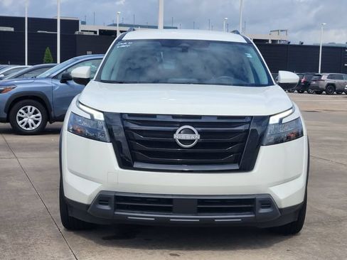 Used 2025 Nissan Pathfinder SV FWD image 2