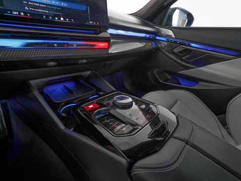 Used 2025 BMW M5 w/ Carbon Package image 23