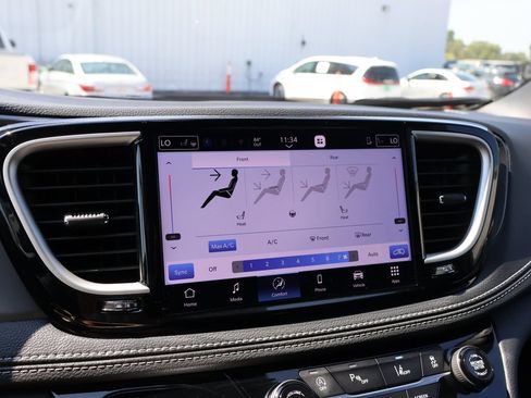 New 2026 Chrysler Pacifica Select FWD image 32