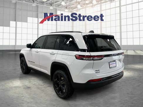 Used 2025 Jeep Grand Cherokee Altitude AWD/4WD image 3