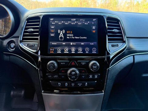 Used 2019 Jeep Grand Cherokee Limited AWD/4WD image 18