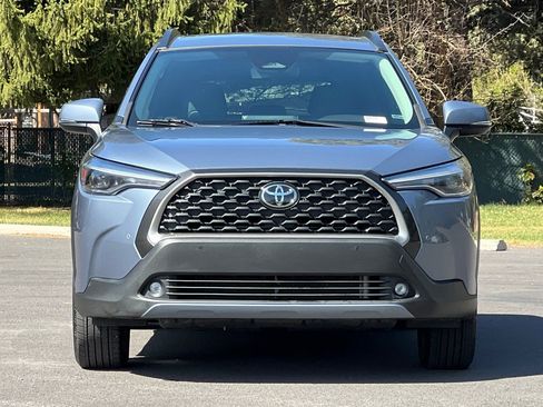 Used 2024 Toyota Corolla Cross XLE image 9