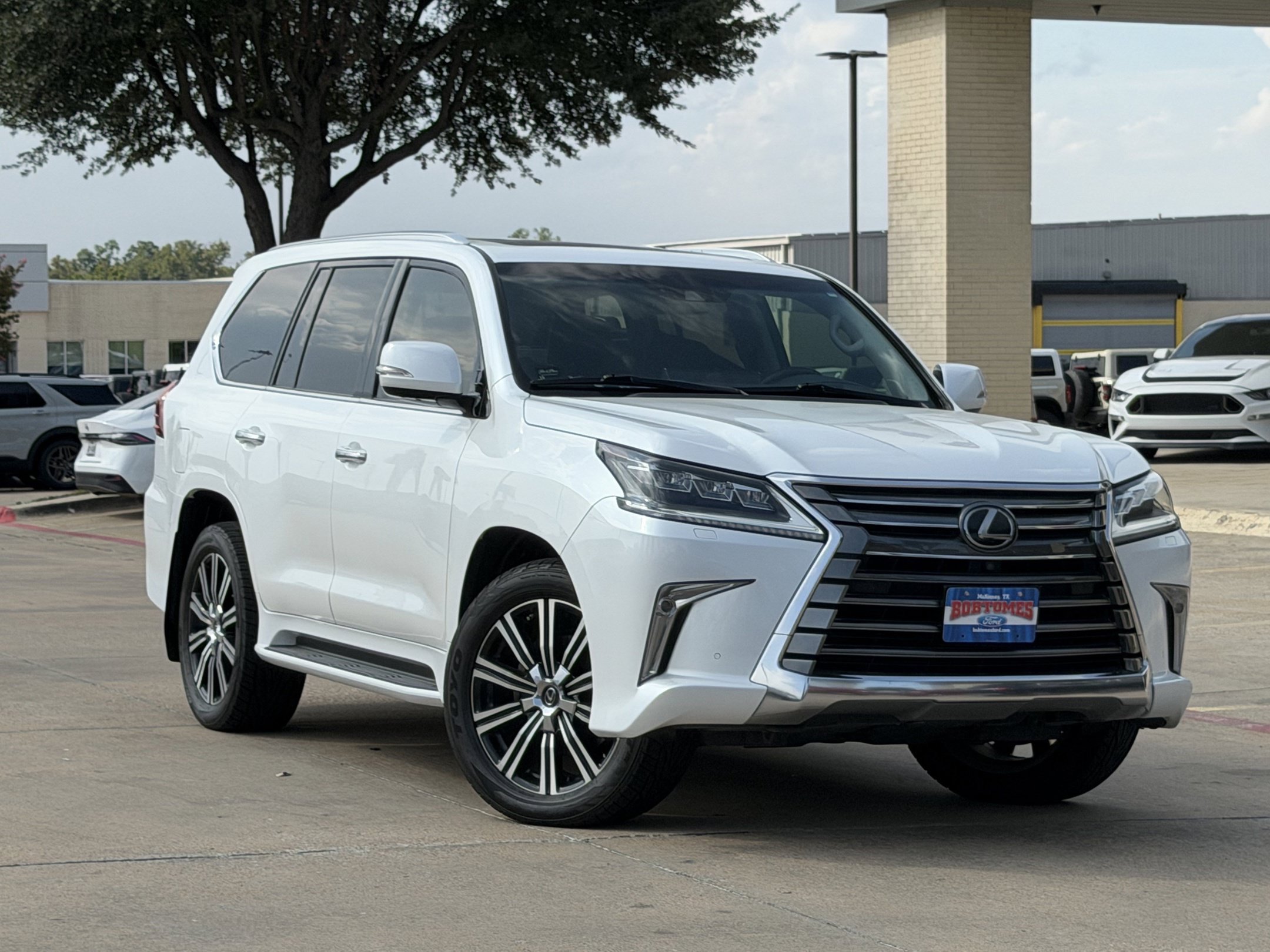 Used 2019 Lexus LX 570 4WD w/ Luxury Package image 2