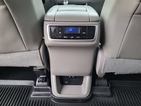 Used 2017 Toyota Highlander XLE AWD/4WD image 25