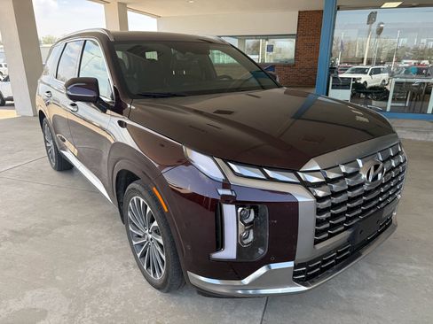 Used 2024 Hyundai Palisade Calligraphy image 3