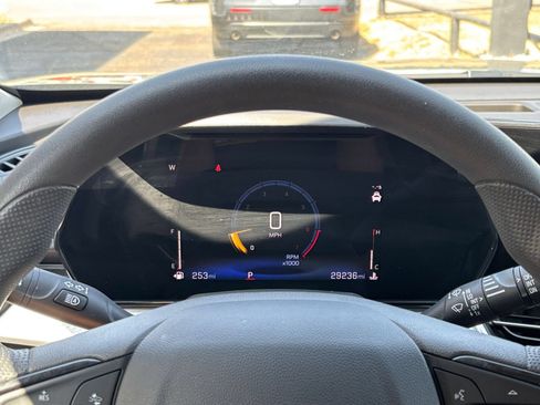 Used 2025 Chevrolet Trax LT FWD image 38