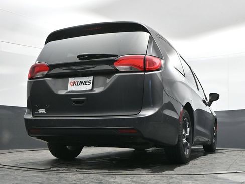 Used 2020 Chrysler Pacifica Touring-L Plus image 32