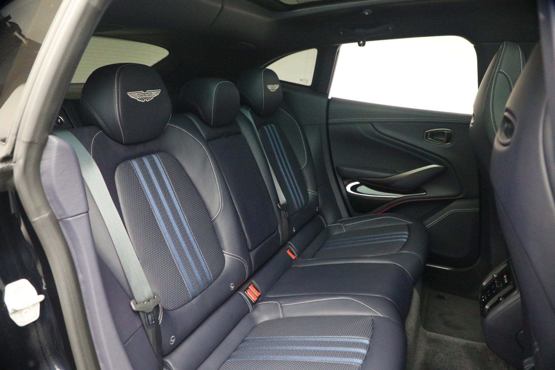 Used 2025 Aston Martin DBX 707 AWD/4WD image 19