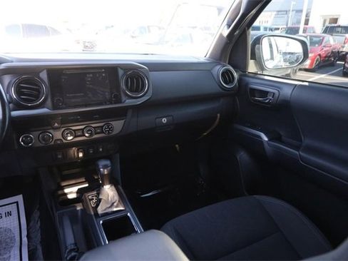 Used 2018 Toyota Tacoma TRD Off-Road image 25