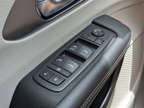 Used 2024 Chrysler Pacifica Touring-L AWD/4WD image 35