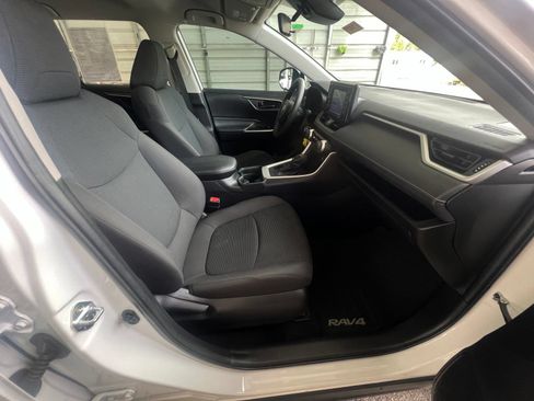Used 2021 Toyota RAV4 LE AWD/4WD image 16