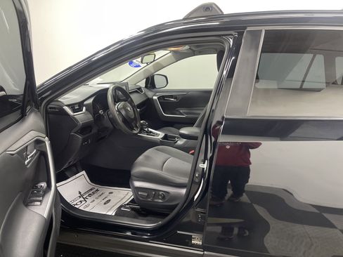Used 2021 Toyota RAV4 XLE image 9