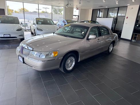 Used 2002 Lincoln Town Car Executive image 2